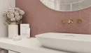 Łazienka z białą umywalką nablatową, białym blatem, złotą baterią podtynkową oraz różową mozaiką ścienną w kształcie rombów Ceramik Studio Romb Pink Mat - 21x24
