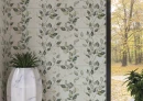 Łazienka z płytkami ściennymi, dekoracyjnymi Cifre Alure Caudalie Ivory Mate Rc Pb 30x75 RC PB z motywem liści eukaliptusa, z marmurową donicą i żywymi kwiatami oraz dużym oknem.