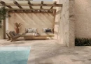 Podłoga z płytkami antypoślizgowymi, podłogowymi, koloru beżowego, imitującego kamień Cifre Arcata Stone Beige Mate Sl Antislip 30x60 SL, na otwartej przestrzeni basenowej, z drewnianymi meblami, dekoracyjnymi tekstyliami, żywą roślinnością