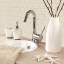 Jasny drewniany blat, biała wpuszczana umywalka, chromowana bateria oraz kremowa, dekoracyjna mozaika ścienna Ceramik Studio Widget Linen 26,7x27