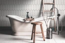Łazienka z elementami rustykalnymi i vintage, wolnostojącą wanną, chromowaną baterią, jasną podłogą oraz szarą mozaiką dekoracyjną na ścianie Ceramik Studio Tristar Gray 25,2x30,7