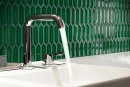 Łazienka z chromowaną baterią, umywalką wpuszczoną w blat i dekoracyjną zieloną ścienną mozaiką w połysku Ceramik Studio Sorrento Emerald 30,2x28,2