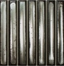 Kwadratowa, trójwymiarowa płytka ścienna WOW LC Bars Silver Gloss 11,6x11,6 cm (134904). Srebrna, błyszcząca powierzchnia z wyraźnym, wypukłym ryflowaniem w postaci pionowych, lustrzanych pasków z efektem przecierania.