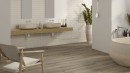Łazienka z wanną wolnostojącą, drewnianym blatem i płytkami podłogowymi drewnopodobnymi Porcelanosa Manhattan Colonial