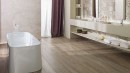 Łazienka z białą wanną wolnostojącą, płytkami ściennymi patchwork i podłogowymi drewnopodobnymi Porcelanosa Manhattan Colonial