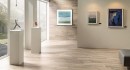 Wnętrze z płytkami podłogowymi drewnopodobnymi Porcelanosa Manhattan Maple