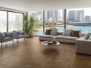Salon z płytkami podłogowymi drewnopodobnymi Porcelanosa Heritage Cognac S-R 80x80