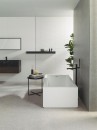 Wnętrze z szarymi płytkami imitującymi kamień Porcelanosa Prada Acero