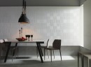 Wnętrze z szarymi płytkami imitującymi kamień Porcelanosa Prada Acero