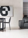 Salon z białymi płytkami ścienno-podłogowymi marmuropodobnymi, połysk Porcelanosa Carrara Blanco Pulido