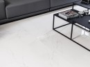 Salon z białymi płytkami podłogowymi marmuropodobnymi, połysk Porcelanosa Carrara Blanco Pulido