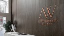 Wnętrze recepcji hotelowej z brązowymi płytkami drewnopodobnymi Porcelanosa Ice Minnesota Moka