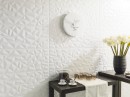 Płytka ścienna z dekoracyjnym wzorem w kolorze białym, matowa, strukturalna powierzchnia Porcelanosa Prisma Blanco Mate 33,3x100 100294972
