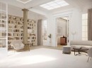 Salon z białymi płytkami podłogowymi marmuropodobnymi Porcelanosa Fontana Matt