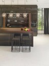 Kuchnia z brązową marmurową kuchnią z wyspą oraz białymi płytkami podłogowymi Porcelanosa Fontana Matt 120x120