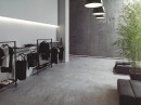 Wnętrze z szarymi płytkami imitującymi kamień Porcelanosa River Silver