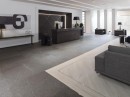 Hol recepcji hotelowej z drewnopodobnymi płytkami Porcelanosa Devon Bone