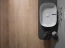 Łazienka z płytkami drewnopodobnymi Porcelanosa Nobu Arce