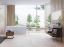 Łazienka z białą wanną wolnostojącą i płytkami drewnopodobnymi Porcelanosa Nobu Arce