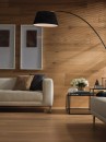 Salon z białymi sofami i z płytkami drewnopodobnymi Porcelanosa Nobu Roble  Porcelanosa Nobu Roble