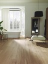 Łazienka z białą wanną wolnostojącą i płytkami drewnopodobnymi Porcelanosa Nobu Arce