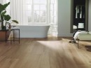 Łazienka z białą wanną wolnostojącą i płytkami drewnopodobnymi Porcelanosa Nobu Arce