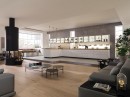 Salon połączony z kuchnią i z płytkami drewnopodobnymi Porcelanosa Nobu Arce