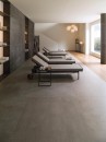 Wnętrze z płytkami drewnopodobnymi Porcelanosa Nobu Roble