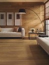 Salon z białymi sofami i z płytkami drewnopodobnymi Porcelanosa Nobu Roble