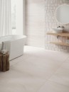 Łazienka z białą wanną wolnostojącą, drewnianym blatem, białą umywalką nablatową i płytkami ściennymi Porcelanosa Block Butan Bone