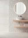 Łazienka z drewnianym blatem, białą umywalką nablatową i płytkami ściennymi Porcelanosa Block Butan Bone