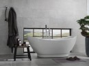 Łazienka z białą wanną wolnostojącą i szarymi płytkami imitujacymi kamień Porcelanosa Dover Acero
