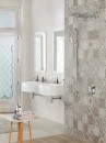 Łazienka z płytkami imitujacymi kamień Porcelanosa Dover Caliza