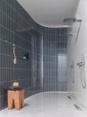 Prysznice z niebieskimi płytkami ściennymi Porcelanosa Malaga Ocean L 25x44,3 100322653