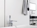 Łazienka z białymi płytkami ściennymi Porcelanosa Marmi China XXL
