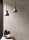 Wnętrze z szarymi płytkami imitującymi kamień Porcelanosa Prada Acero