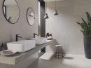 Łazienka z szarymi płytkami imitującymi kamień Porcelanosa Prada Acero