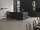 Wnętrze z szarymi płytkami imitującymi kamień Porcelanosa Mosaico Prada Acero