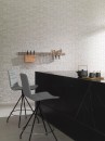 Wnętrze z szarymi płytkami imitującymi kamień Porcelanosa Mosaico Prada Acero