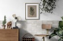 Aranżacja wnętrza z białą ścianą i płytkami ściennymi cegiełkami Estudio Amazonia Artic Gloss 6,5x20