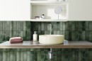 Łazienka z drewnianym blatem, białą umywalką i zielonymi płytkami ściennymi cegiełkami Estudio Amazonia Jade Gloss 6,5x20