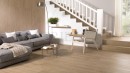 Salon z płytkami podłogowymi drewnopodobnymi Porcelanosa Tanzania Nut