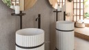 Łazienka z białymi umywalkami wolnostojącymi oraz szarymi płytkami ściennymi Porcelanosa Linz Topo