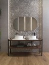 Łazienka z białymi umywalkami, drewnianą podłogą i dekoracyjnymi płytkami ściennymi imitującymi tapetę Porcelanosa Deco Linz