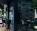 Wnętrze restauracji z niebieskimi płytkami ściennymi Porcelanosa Brick Vetri Blu L 33,3x59,2 100324044
