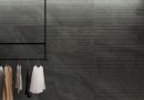 Płytka ścienna imitująca kamień w kolorze czarnym z powierzchnią strukturalną Italgraniti Shale Dark Ribbed