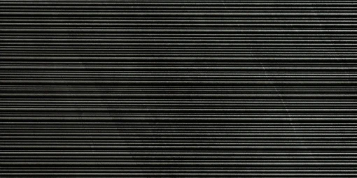 Płytka ścienna imitująca kamień w kolorze czarnym z powierzchnią strukturalną Italgraniti Shale Dark Ribbed SL05BAR 60x120