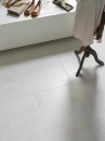 Płytka gresowa ścienno-podłogowa imitująca metal w kolorze beżowym, połysk Porcelanosa Ferroker Niquel L 44,3x44,3 100325725