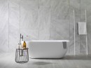 Łazienka z białą wanną wolnostojącą i szarymi płytkami marmuropodobnymi Porcelanosa Indic