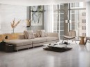 Salon z beżową sofą wypoczynkową i szarymi płytkami podłogowymi marmuropodobnymi Porcelanosa Indic